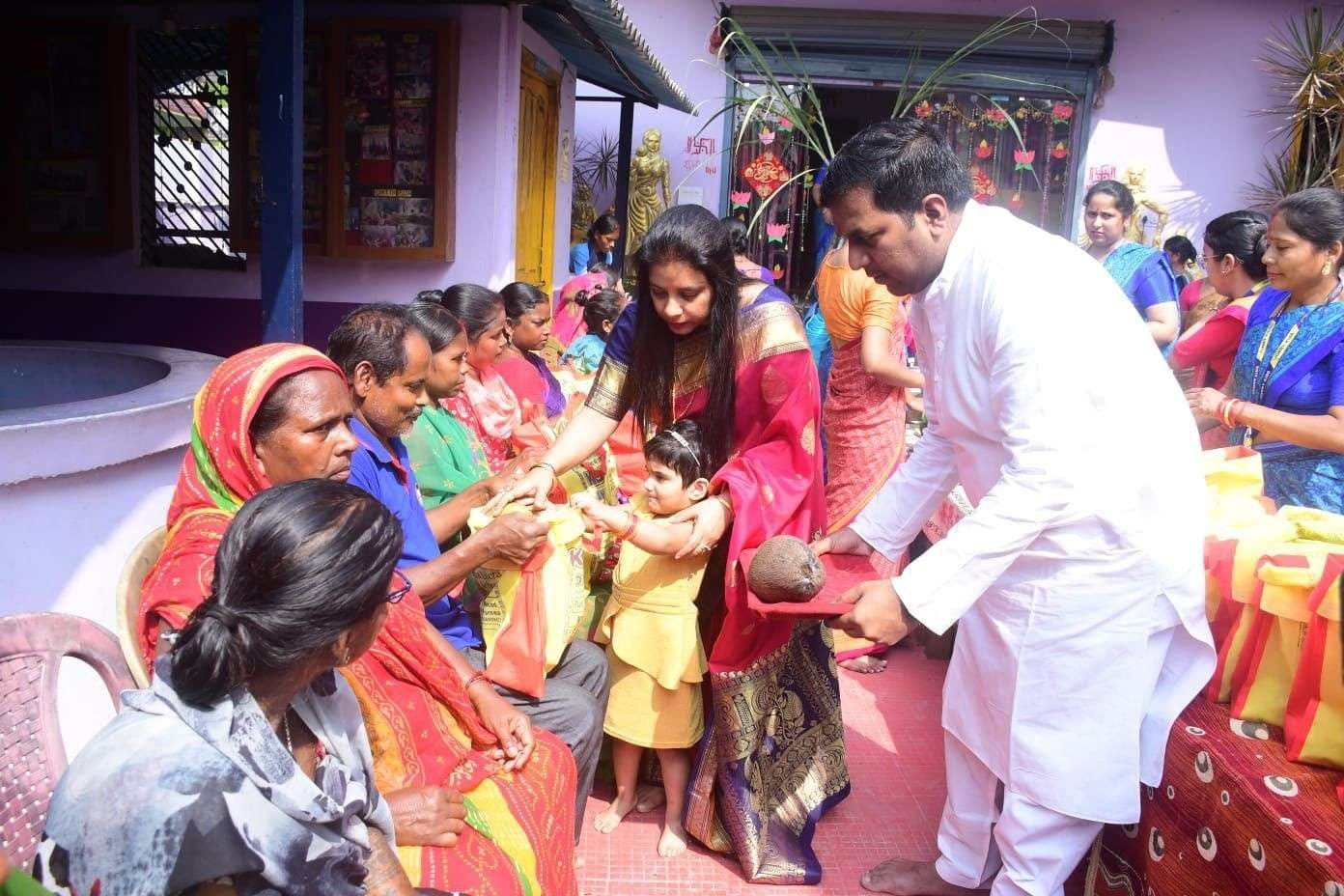 छठ व्रतियों के बीच पूजन सामग्रियों का किया वितरण