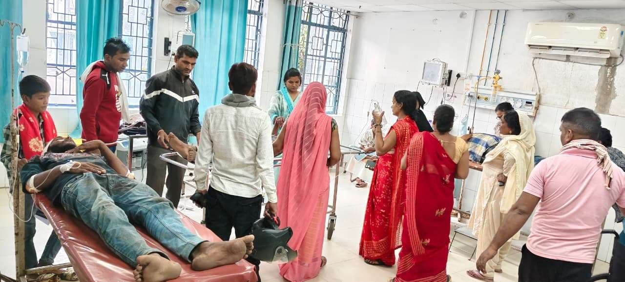 फल लदा पिकअप ट्रक से टकराया, चालक सहित चार घायल