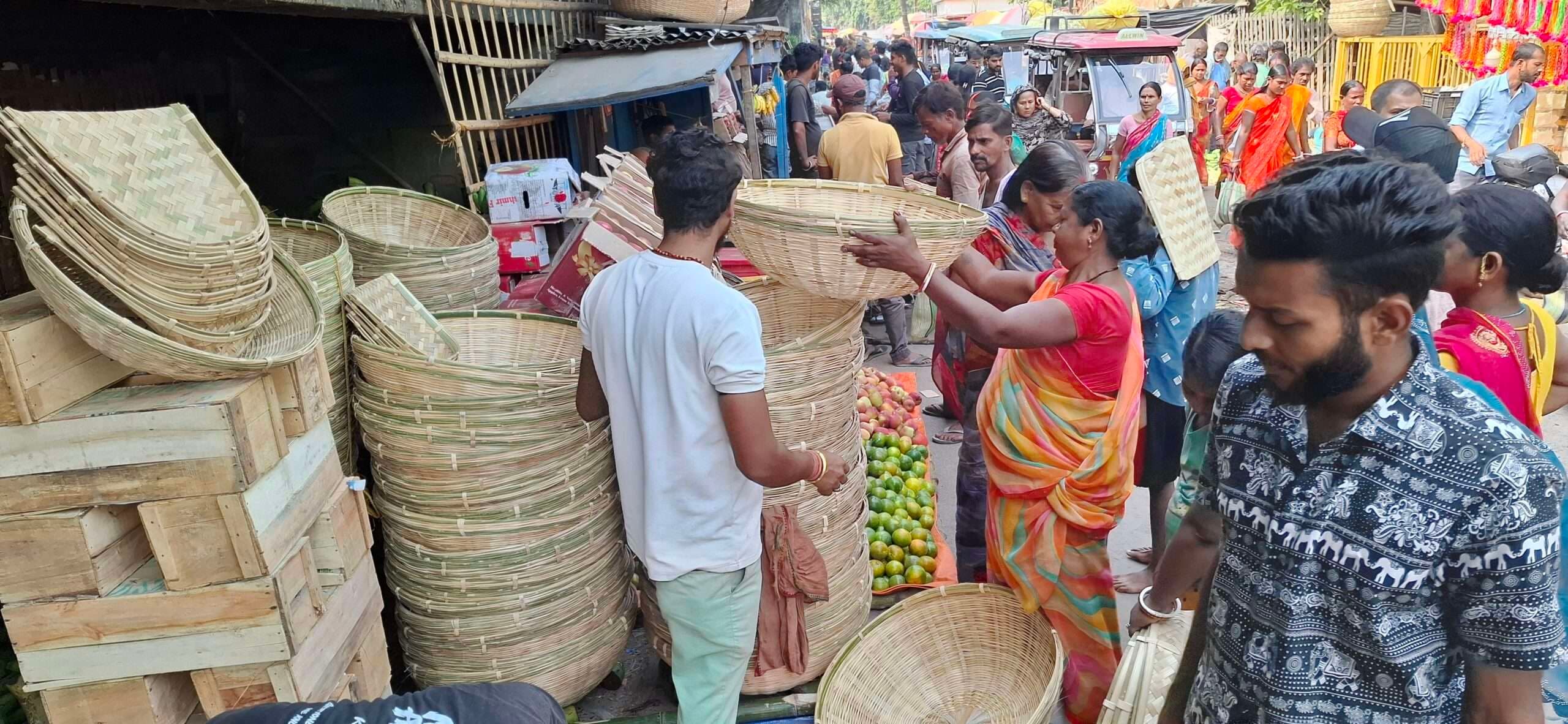 छठ को ले बाजार में खरीदारी के लिए उमड़ी लोगों की भीड़