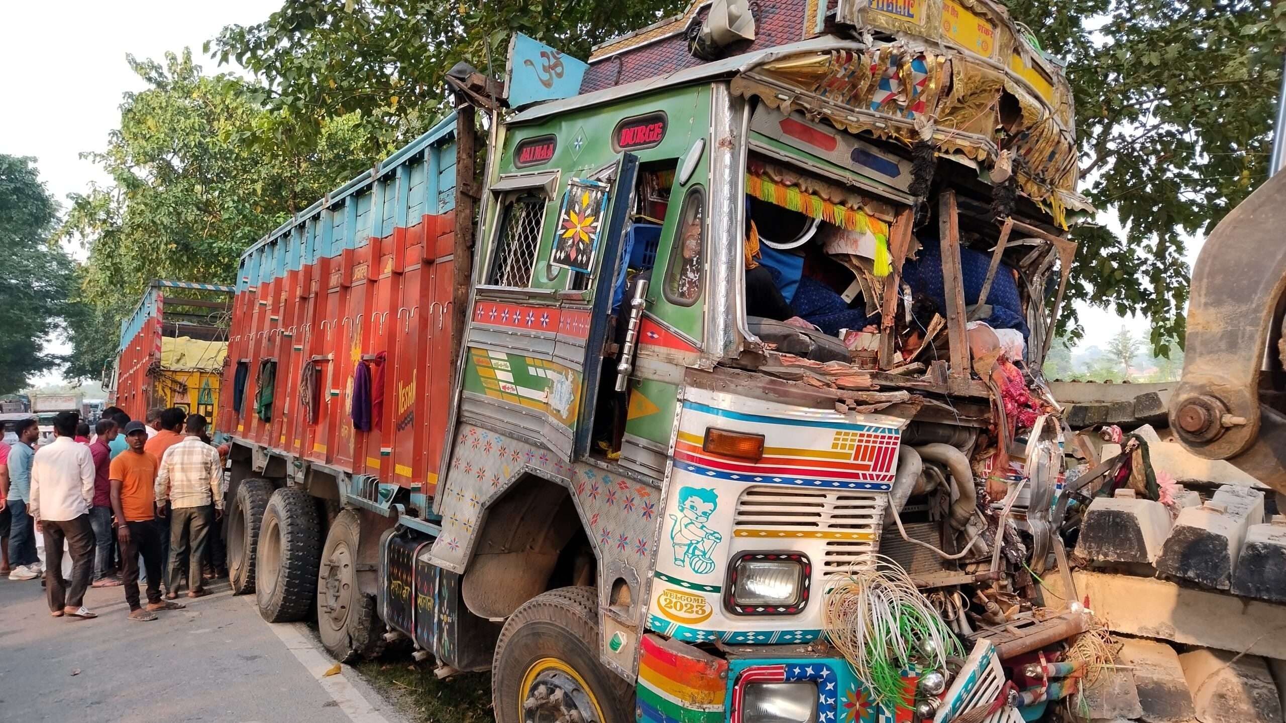 ट्रक स्लीपर से टकराया, ड्राइवर व खलासी की मौत