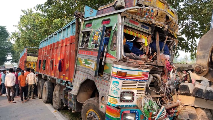 ट्रक स्लीपर से टकराया, ड्राइवर व खलासी की मौत