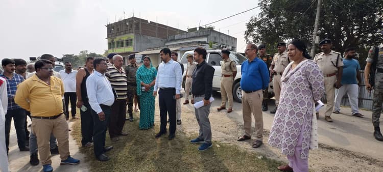 छठ घाट पर श्रद्धालुओं को नहीं हो परेशानी: डीएम