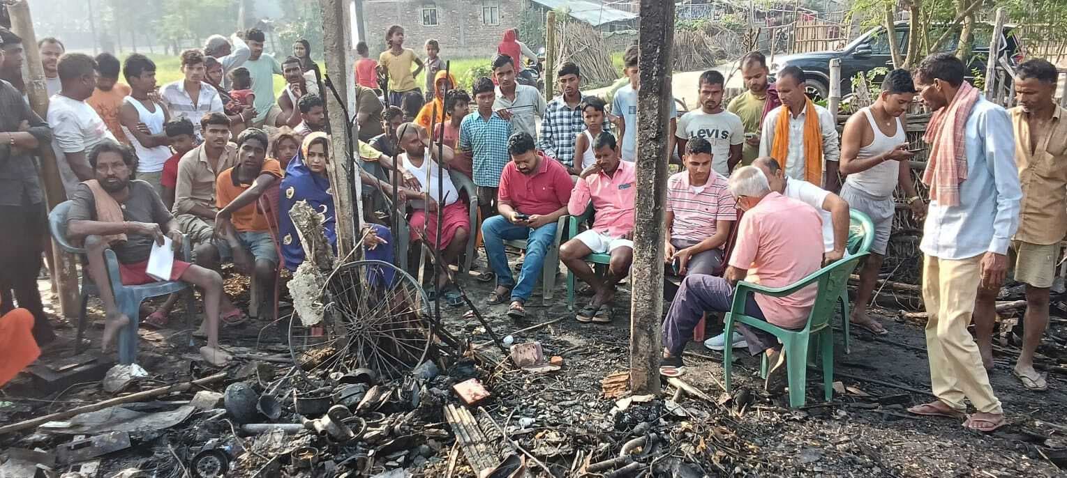 कदवाबासा में आग लगने से दो घर जले, पांच लाख का नुकसान