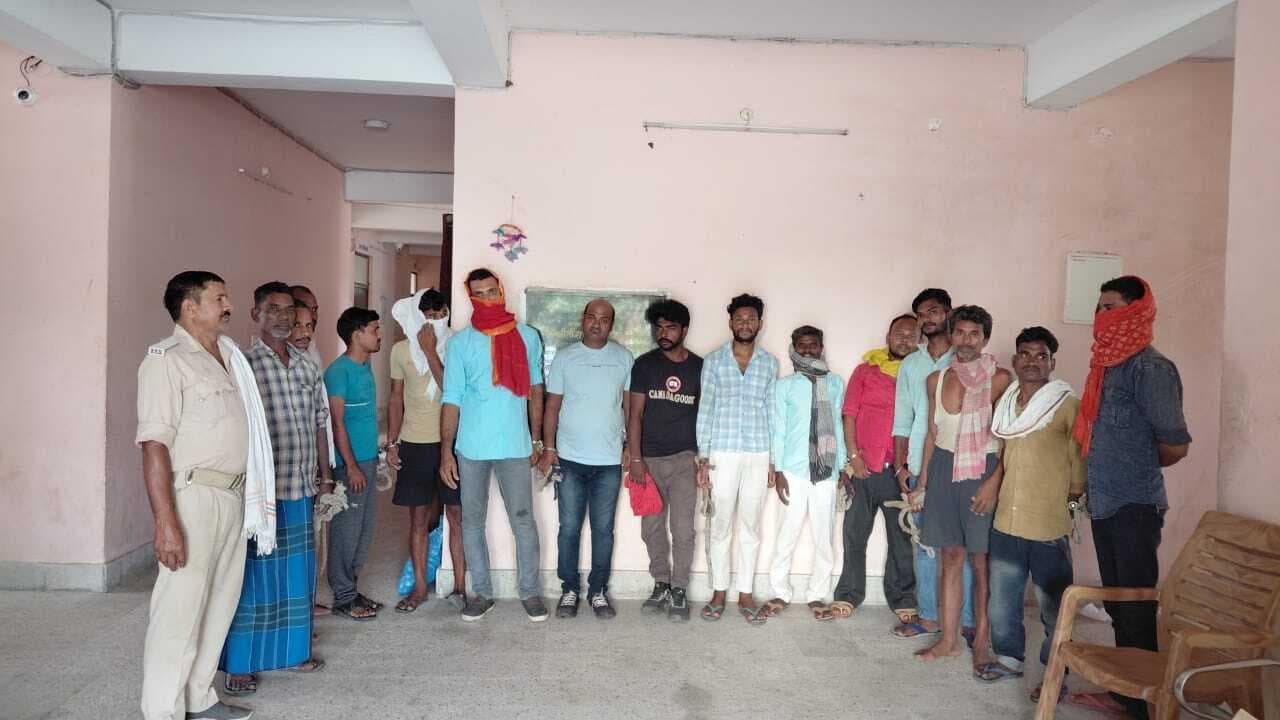 दो शराब तस्कर व 13 शराबी गिरफ्तार