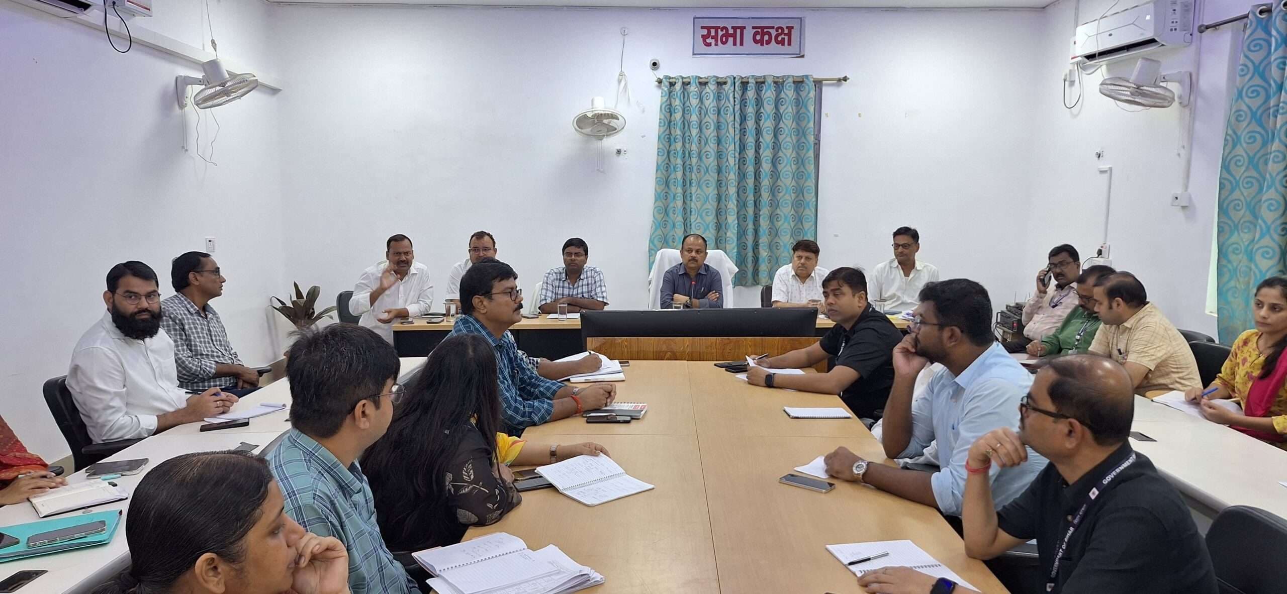 मतदान केंद्रों पर रसोइया, सफाई कर्मी संबद्धता संबंधित कार्य करें पूर्ण