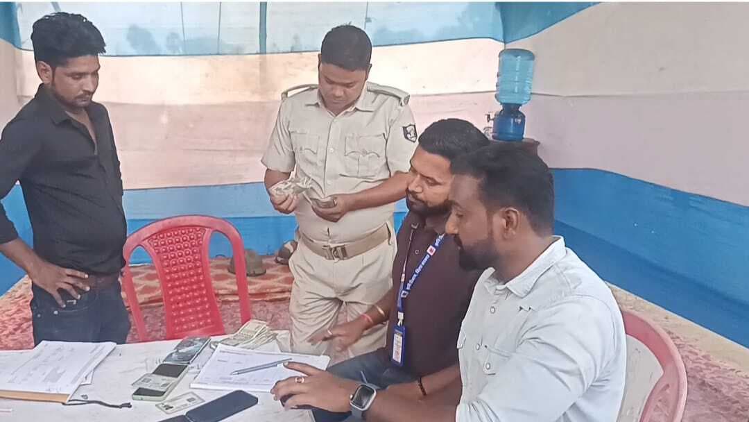 जांच अभियान में दो जगहों से सात लाख 20 हजार रुपये हुए बरामद