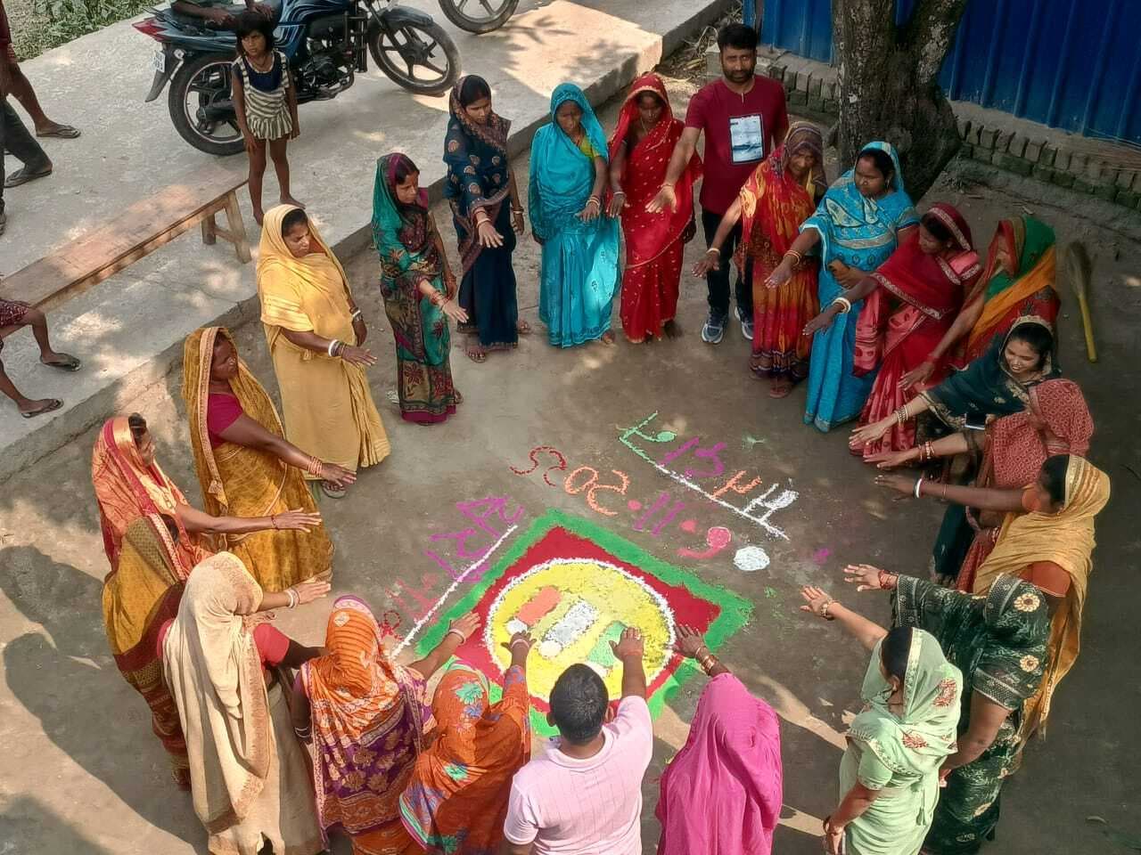 जीविका दीदियों ने रंगोली के जरिये मतदान के महत्व को किया प्रदर्शित