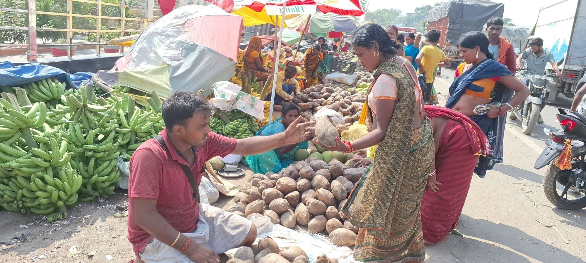 छठ सामाग्रियों के खरीदारी को लेकर बाजार में बनी रही भीड़