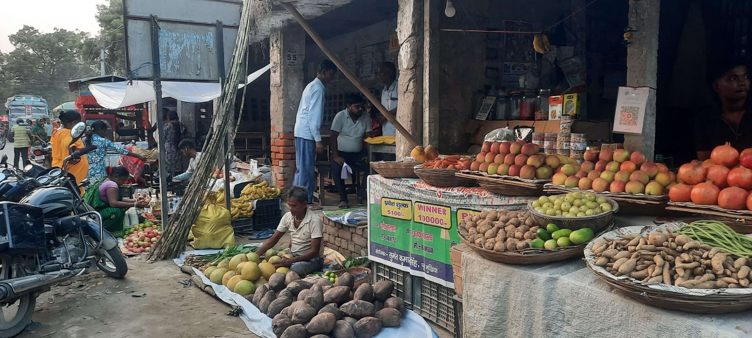 छठ को लेकर सज गया बाजार, छठव्रती खरीदारी में जुटे