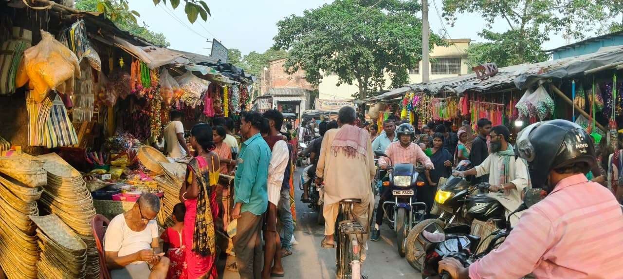 सालमारी बाजार में पूजन सामग्री खरीदारी को उमड़ी भीड़