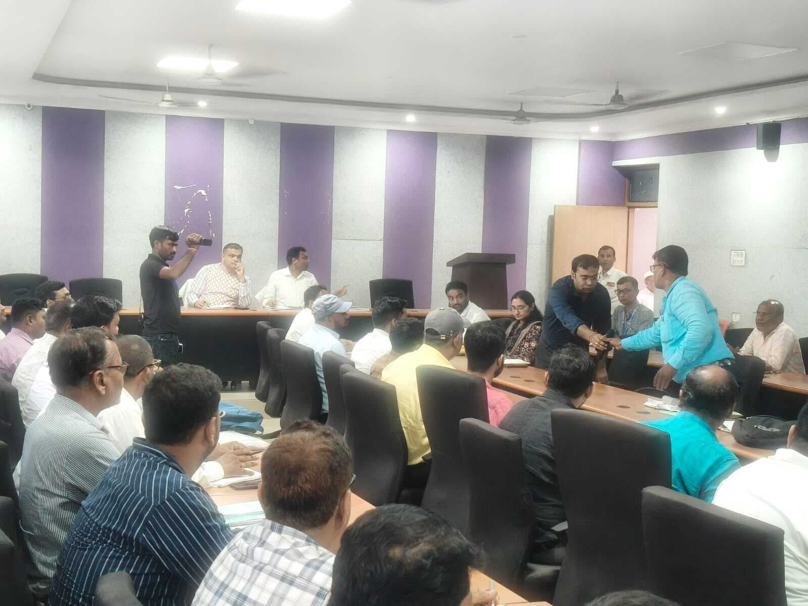 Samastipur News:निर्वाचन संबंधित कार्यों को ससमय पूर्ण करें : प्रेक्षक