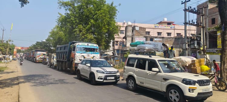 पूजन सामग्री की खरीदारी को लेकर बाजार में लगा जाम