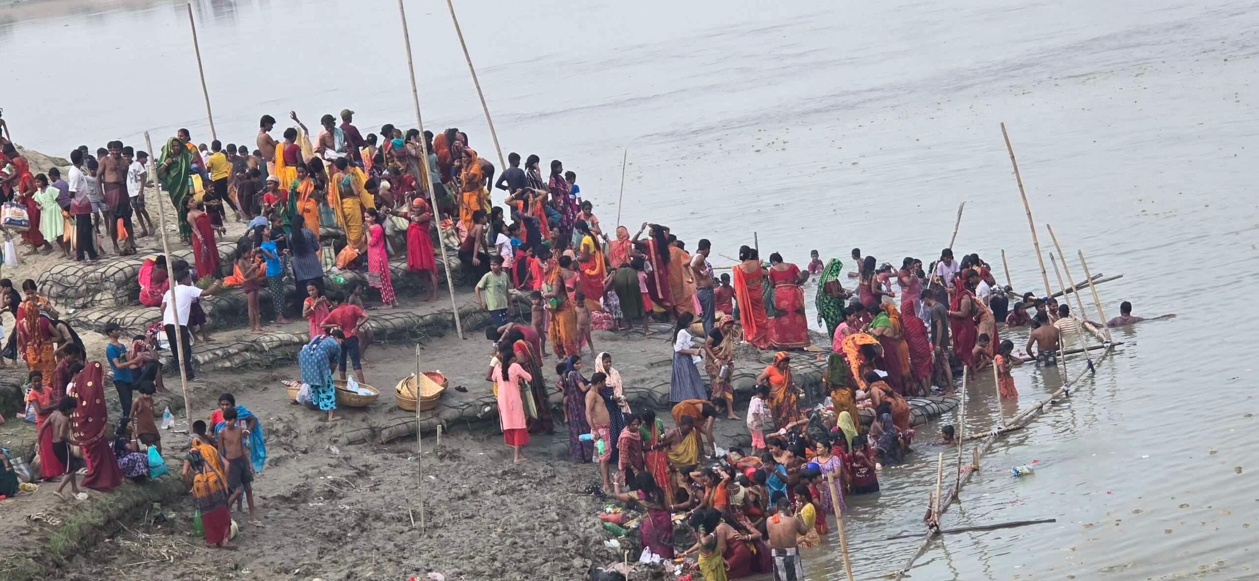 नहाय खाय को महानंदा नदी में स्नान करने उमड़ी भीड़