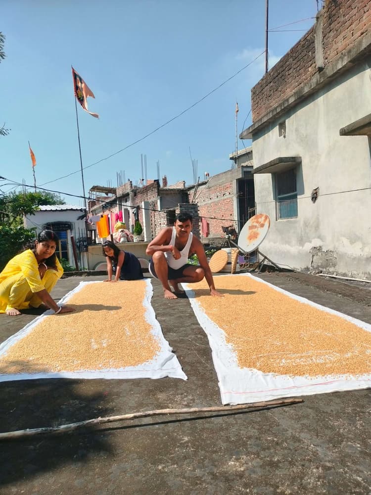 मिट्टी के चूल्हे पर बना कद्दू-भात, आज खरना का प्रसाद
