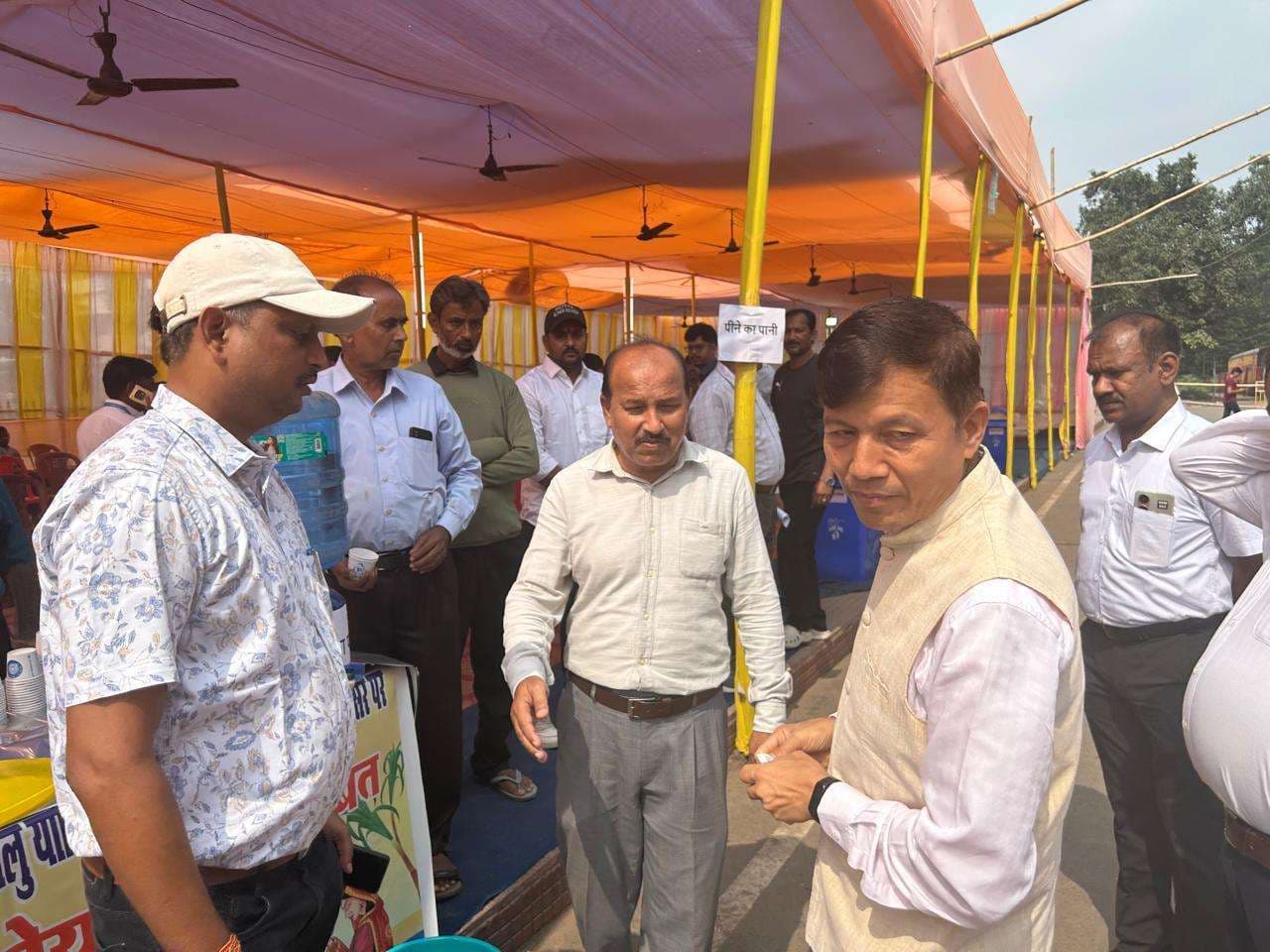 यात्रियों के लिए लगाया सेवा शिविर, डीआरएम ने किया निरीक्षण