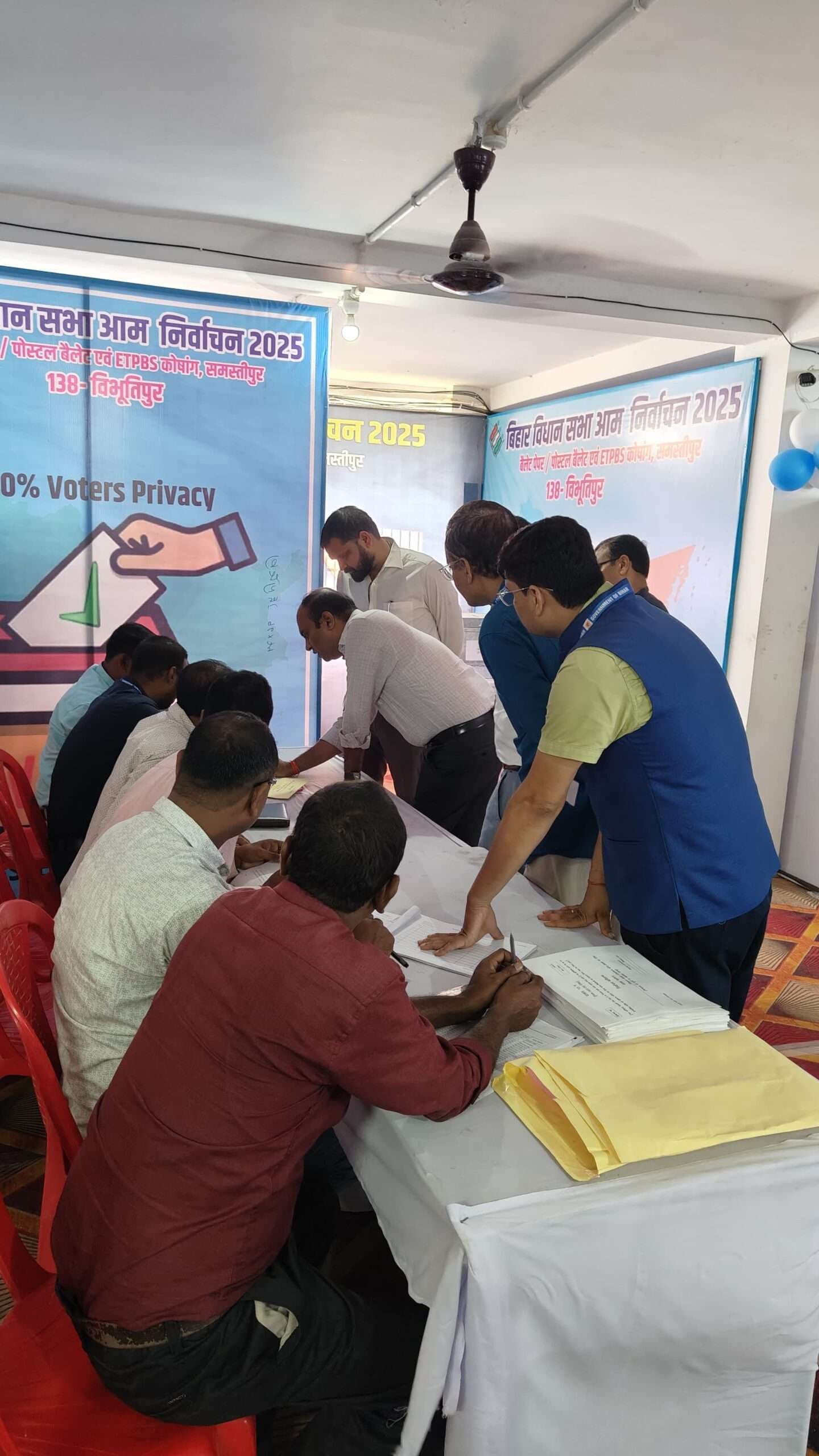 Samastipur News:जिला निर्वाचन पदाधिकारी ने किया बैलट फैसिलिटेशन सेंटरों का निरीक्षण