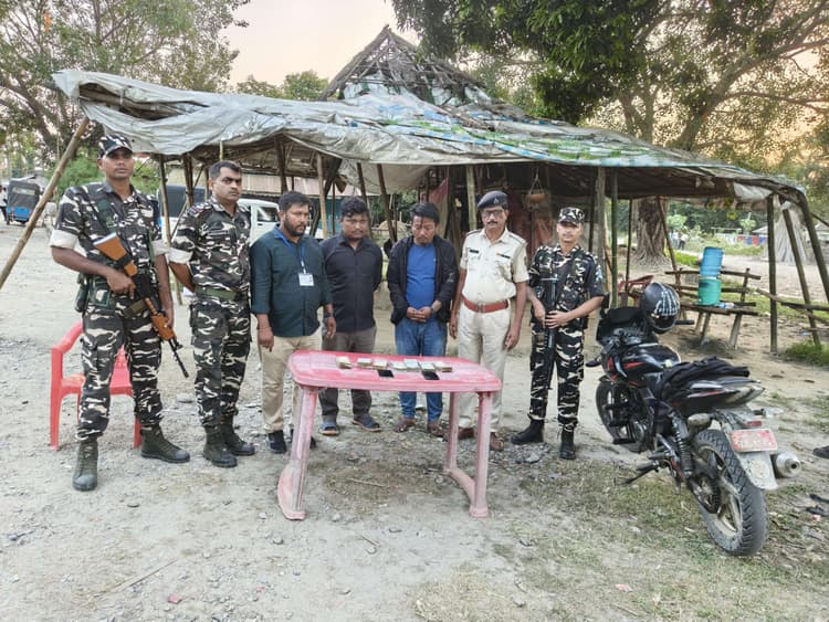 डिक्की से 50 हजार नेपाली रुपये बरामद