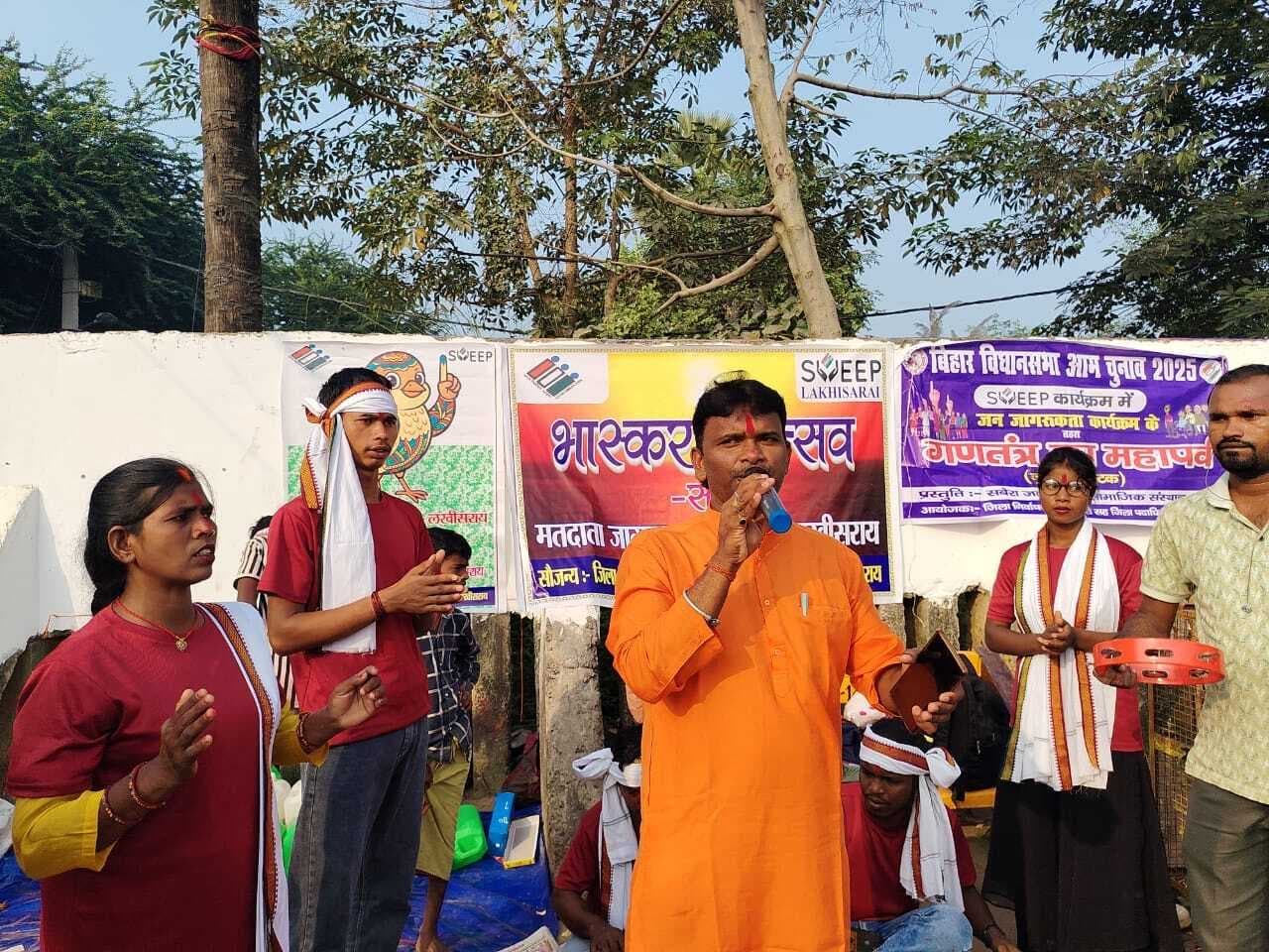 बड़हिया गंगा घाट पर छठ गीत गाकर वोटरों को मतदान के प्रति किया जागरूक