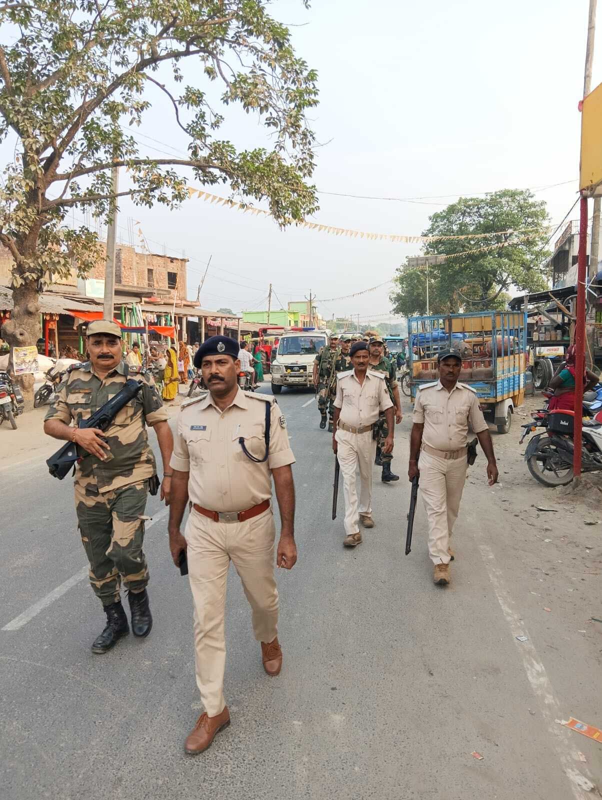 चुनाव को लेकर पुलिस ने किया फ्लैग मार्च