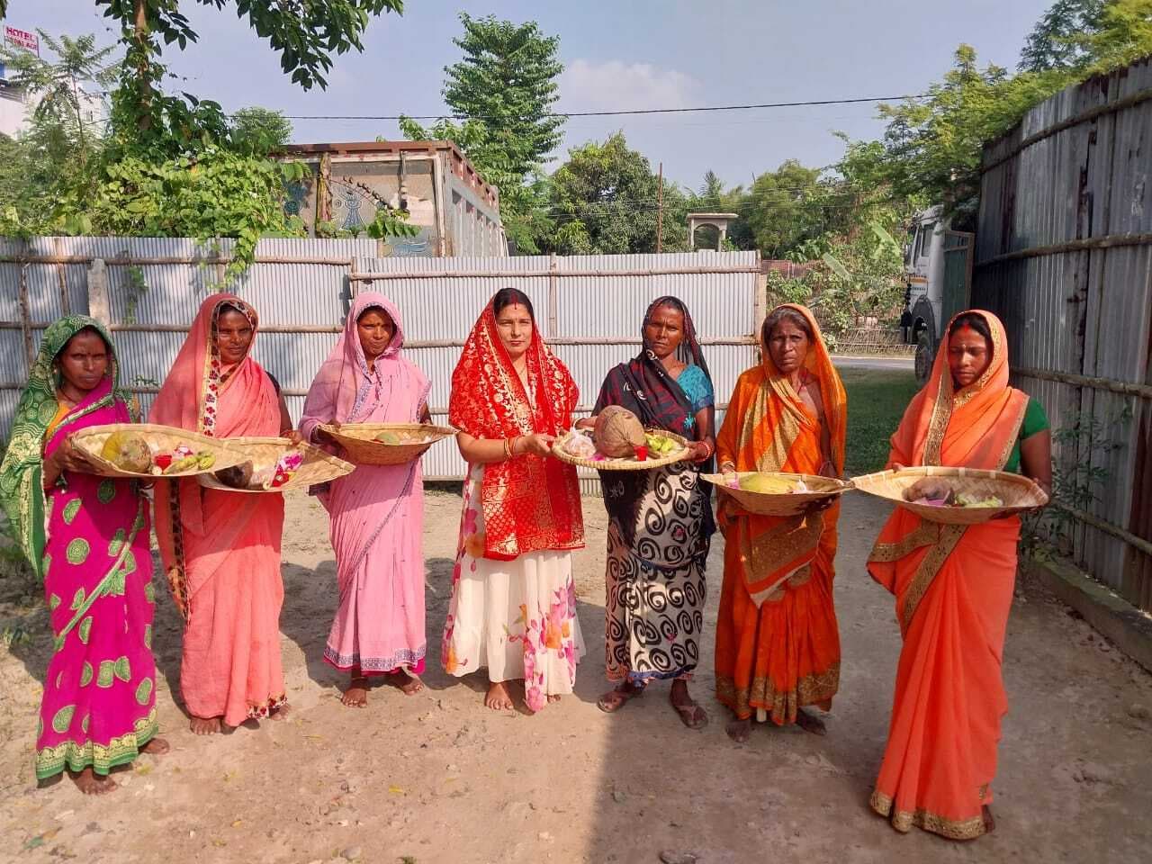 छठव्रतियों के बीच पूजन सामग्री का किया वितरण