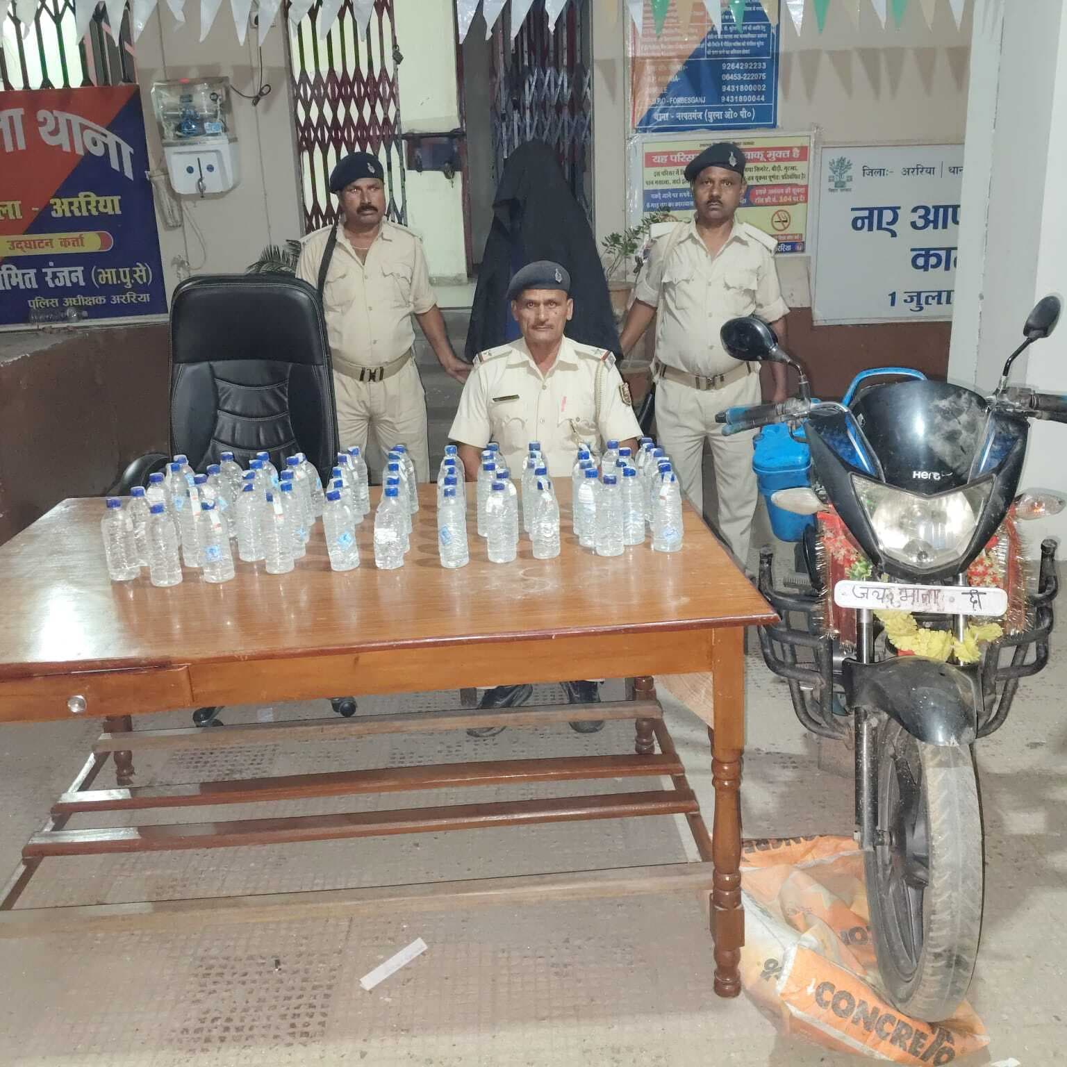 18 लीटर शराब के साथ तस्कर गिरफ्तार