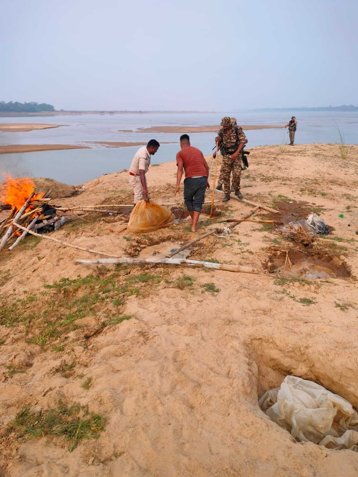 अजीमाबाद थानाध्यक्ष के नेतृत्व में शराब भट्ठियां की गयी नष्ट