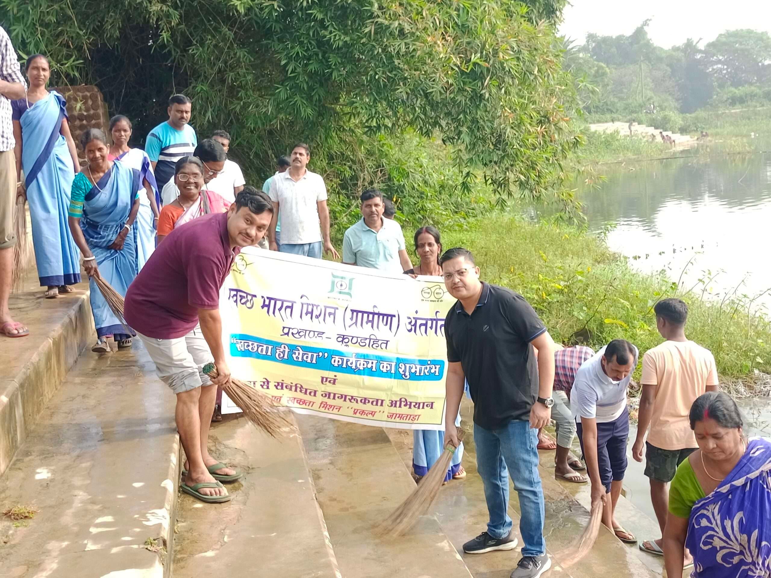 बीडीओ की मौजूदगी में छठ घाटों की हुई सफाई