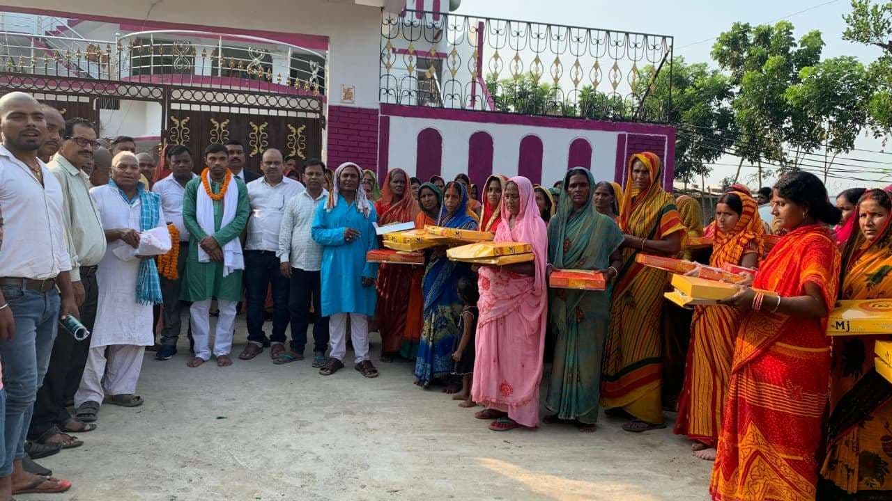 व्रतियों के बीच पूजन सामग्री, साड़ी व धोती का किया वितरण