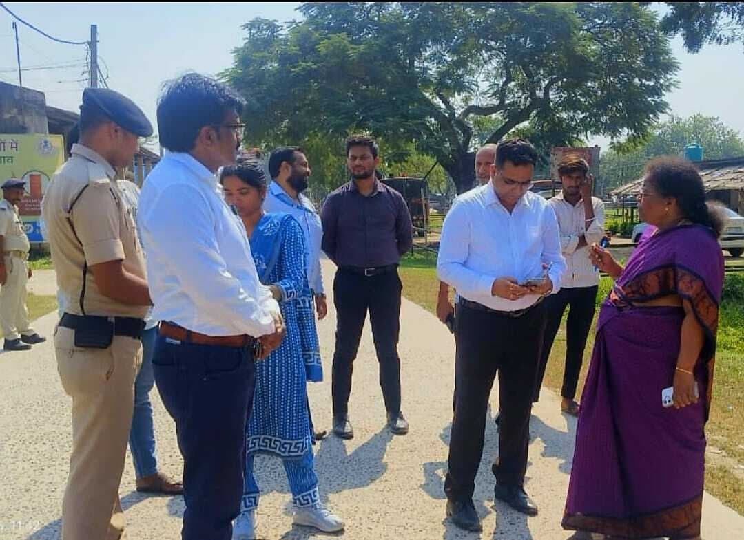 प्रेक्षक ने मतदान केंद्रों का लिया जायजा