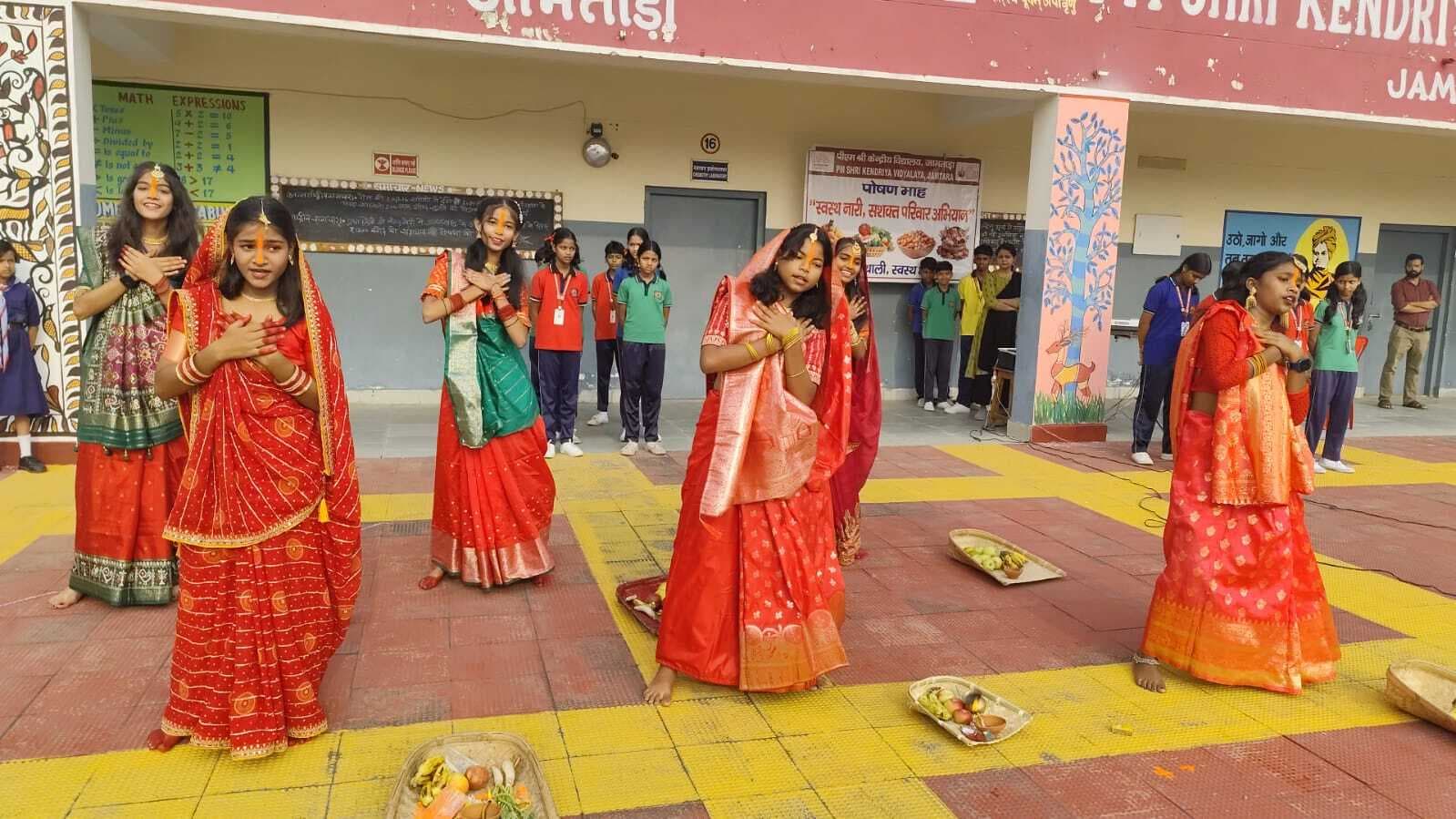 छात्राओं ने छठ पूजा को लेकर दी सांस्कृतिक प्रस्तुति