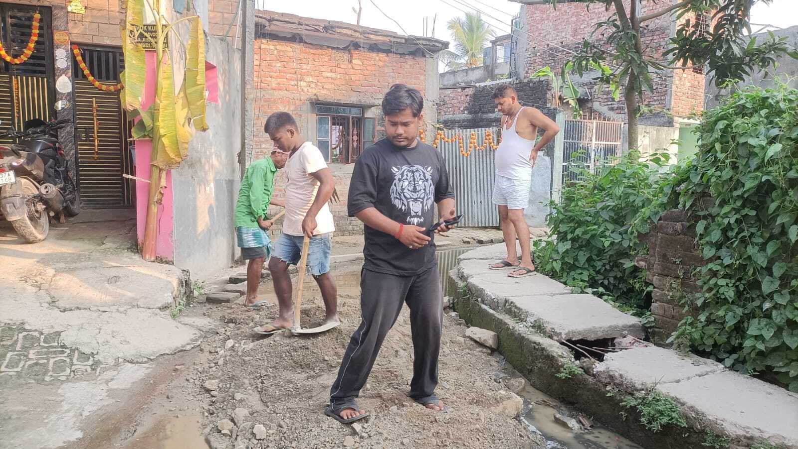 छठ पूजा से पहले रोलबाग वार्ड नंबर 30 में किया सफाई