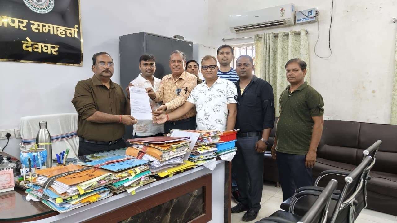 Deoghar news : कमीशन को लेकर आंदोलन की तैयारी में एलपीजी वितरक, पहले दिन लगाया काला बिल्ला