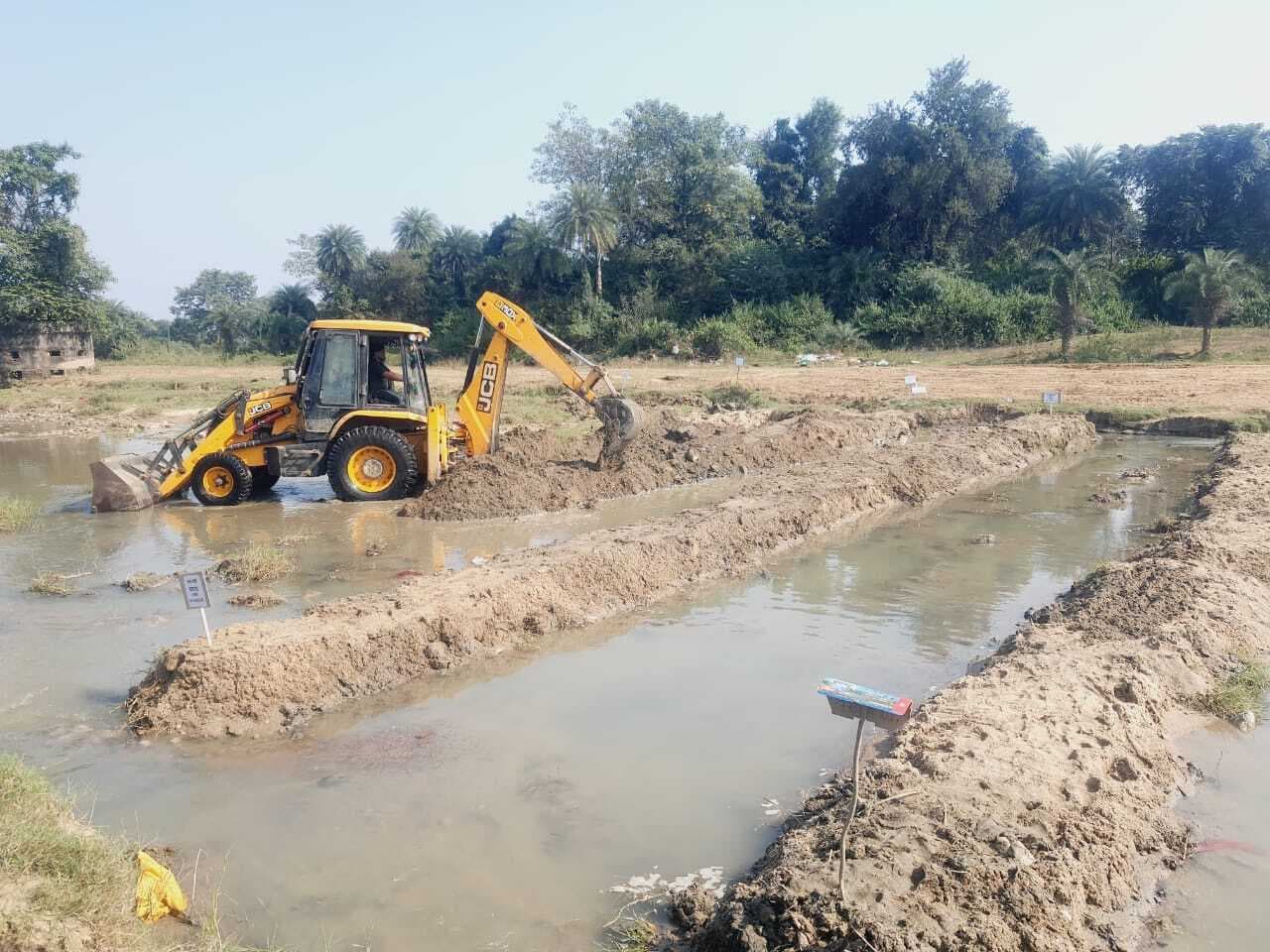 दरभाषण नदी छठ घाट में युद्ध स्तर पर हो रहा मेढ निर्माण कार्य
