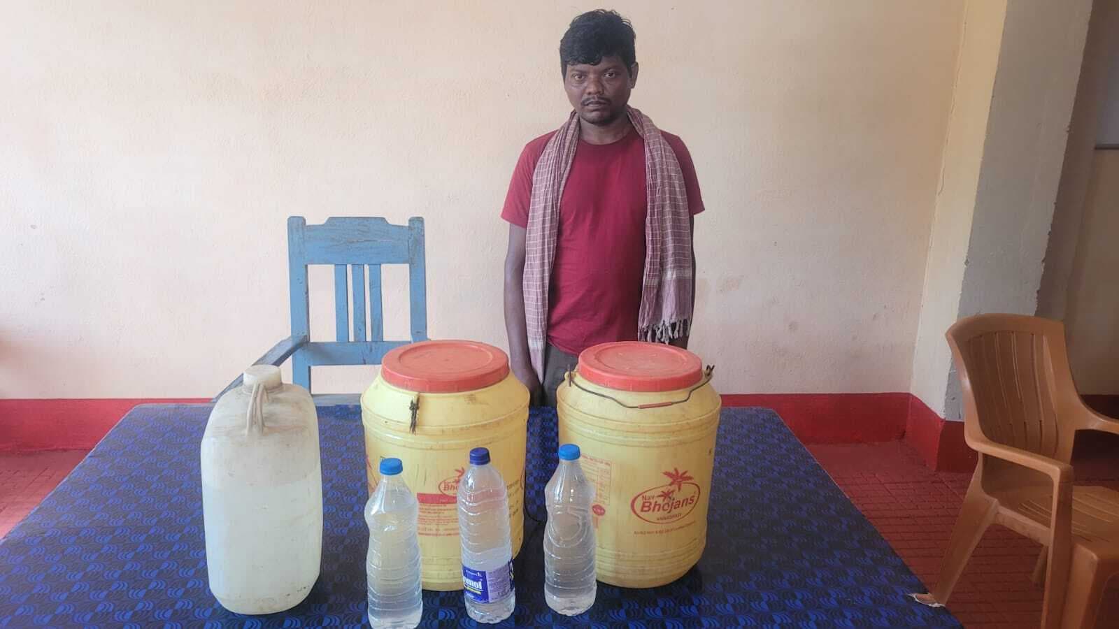 छापेमारी के दौरान 65 लीटर शराब के साथ दो तस्कर गिरफ्तार