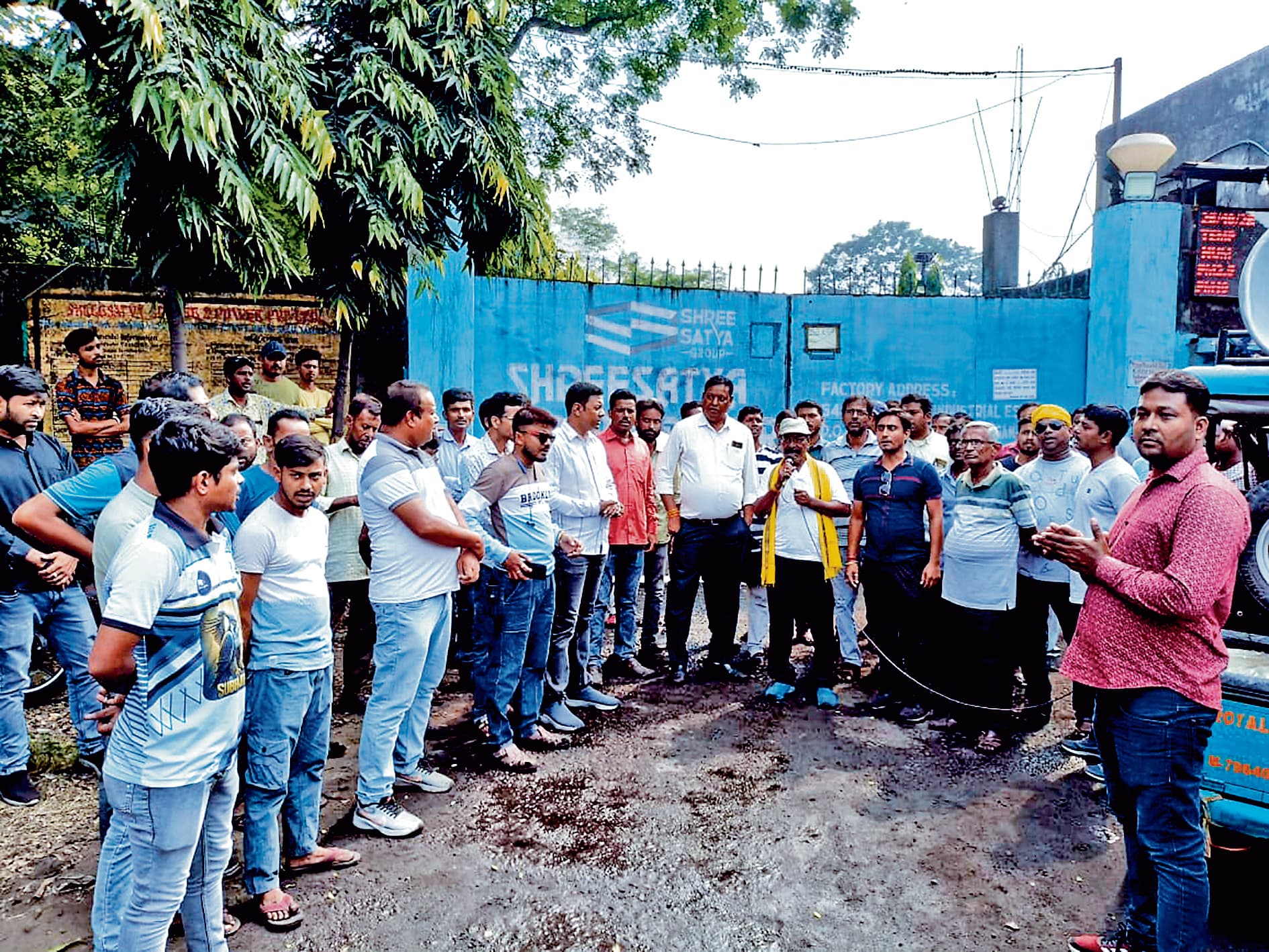 बढ़ते प्रदूषण से भड़के ग्रामीण, स्पंज आयरन फैक्टरी का किया घेराव