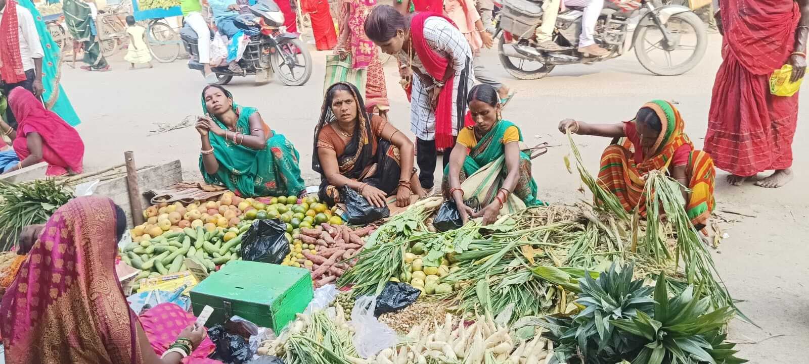 पूजन सामग्री की खरीदारी को लेकर बाजारों में उमड़ी भीड़