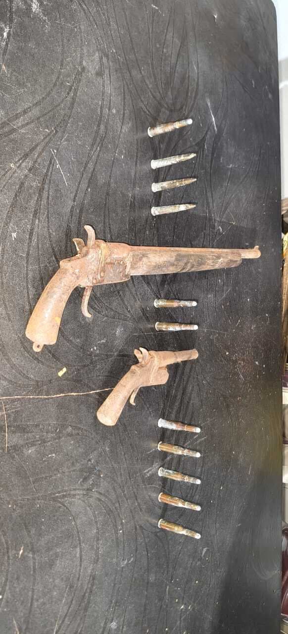 पुलिस ने की छापेमारी, मास्केट, कट्टा व 11 कारतूस किया बरामद