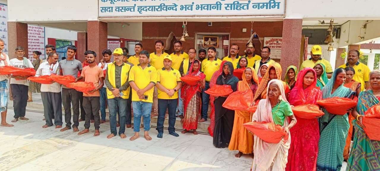 लायंस क्लब उड़ान ने 252 छठ व्रतियों के बीच पूजन सामग्री का किया वितरण