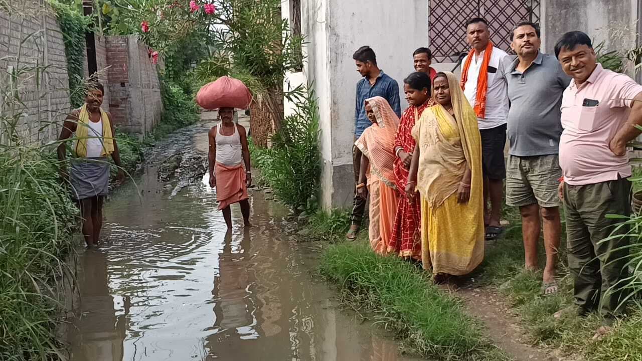 सड़क की बदहाली से नाराज ग्रामीण बोले- चुनाव में नहीं देंगे वोट
