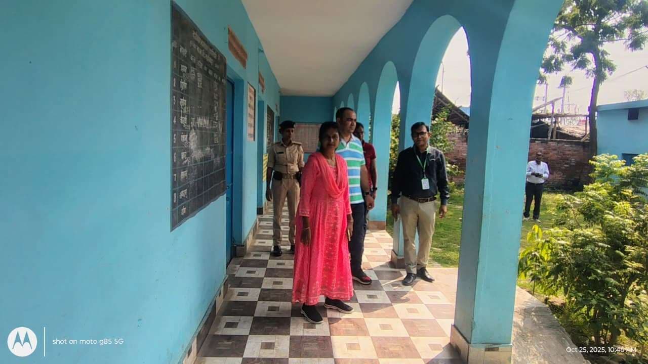 प्रेक्षकों ने सूर्यगढ़ा विधानसभा के मतदान केंद्रों का किया निरीक्षण