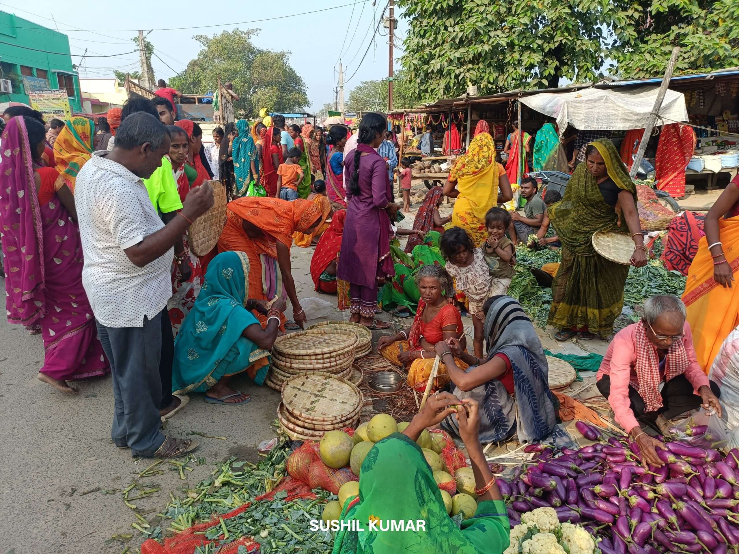 Madhubani News : घोघरडीहा बाजार में छठ पर्व की रौनक, खरीदारी को उमड़ी भीड़