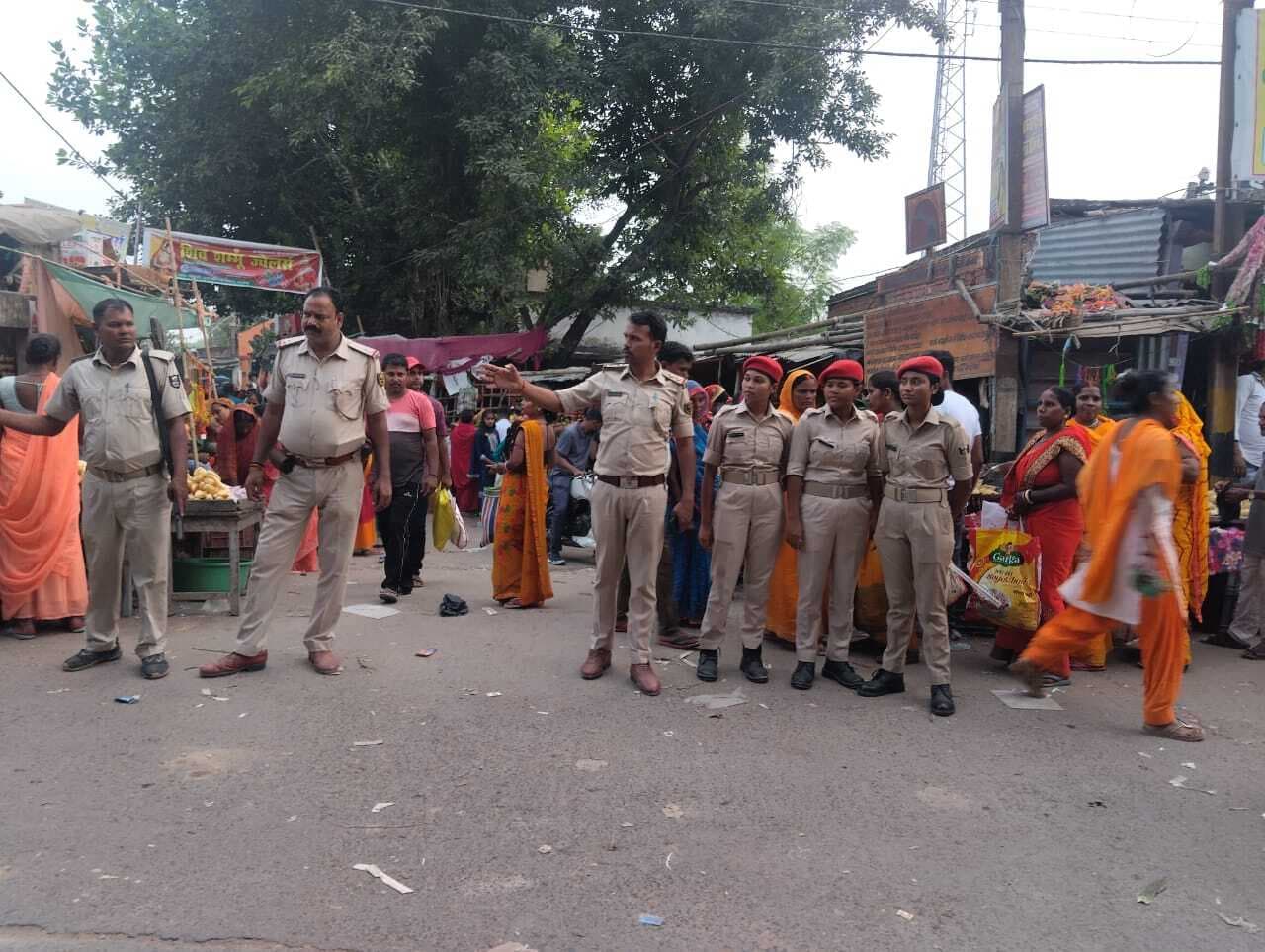 Darbhanga News: त्योहार की खरीदारी को सुबह से ही बाजार में उमड़ पड़े लोग