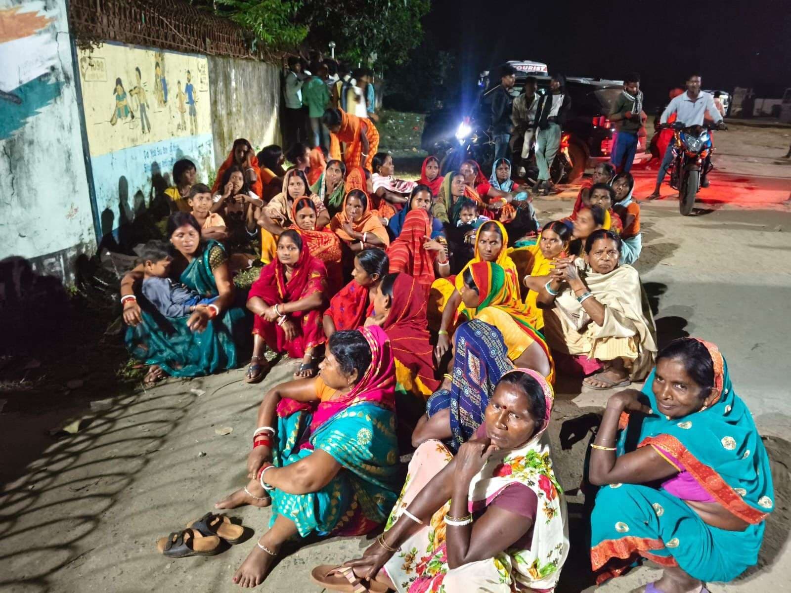 मधुबन में ग्रामीणों ने थाना का गेट जाम कर किया प्रदर्शन