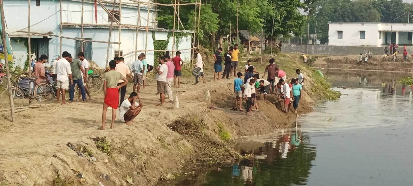 छठ घाट समेत अन्य तैयारियों में युद्धस्तर पर जुटे श्रद्धालु