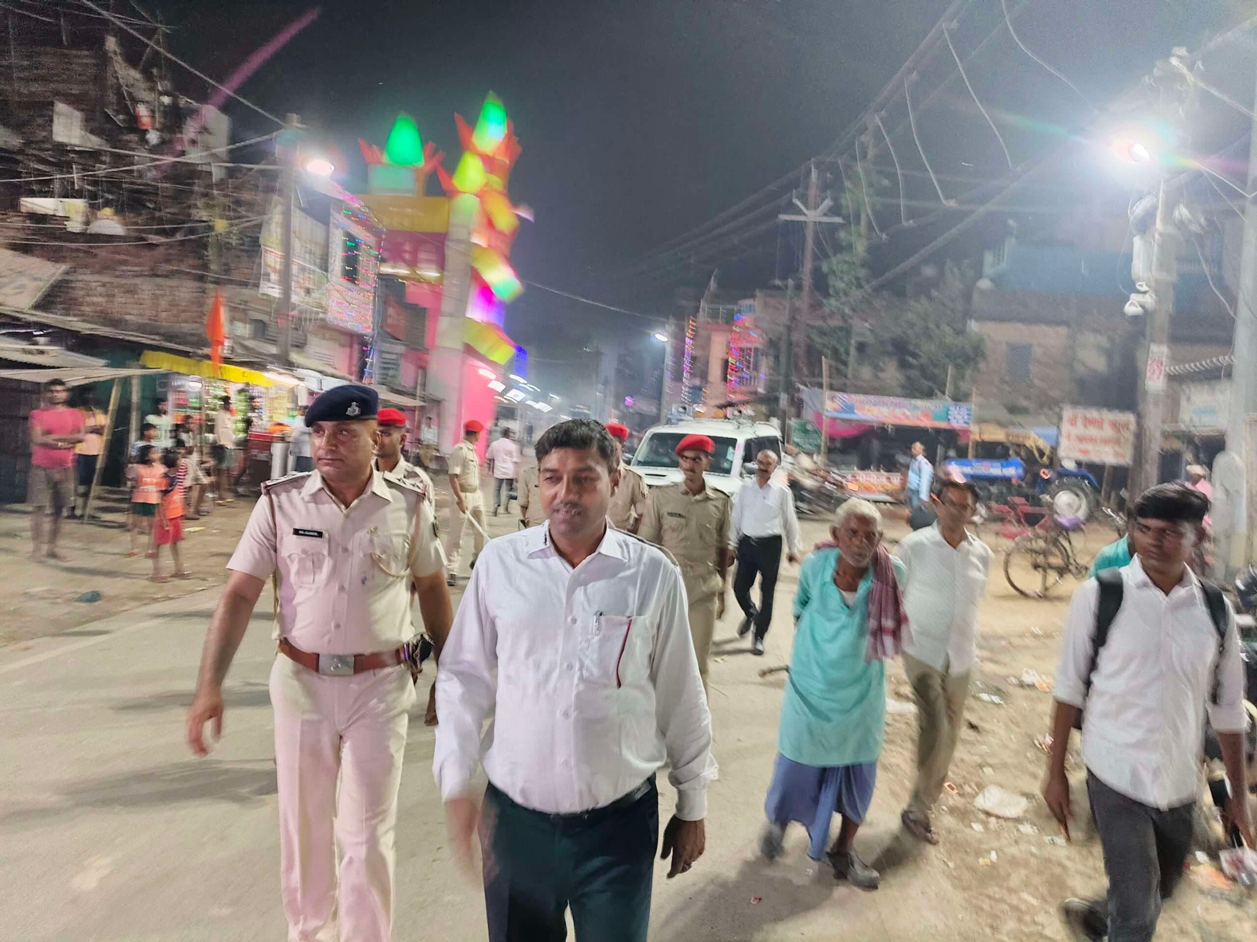 फ्लैग मार्च निकालकर किया वाहन जांच, लिया सुरक्षा व्यवस्था का जायजा