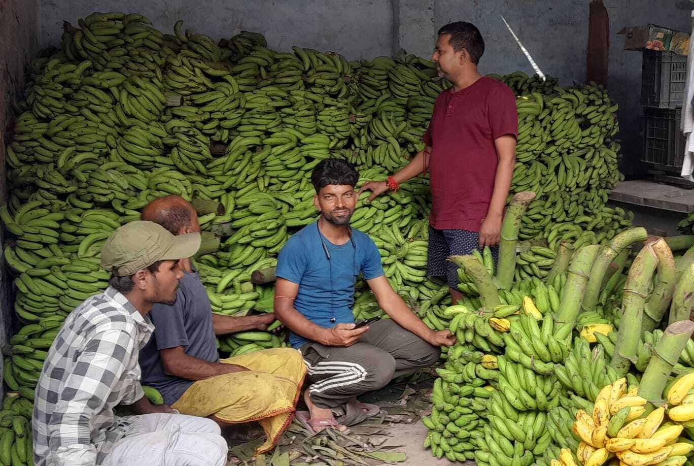 Madhubani News : छठ पूजा में बंगाल का केला, केरल का नरियल व कश्मीरी सेब से सजेगा सूप व डगरा