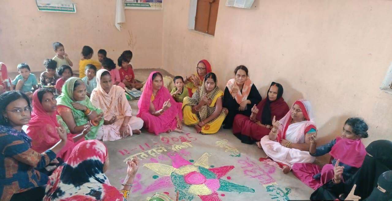 बिहार चुनाव : हाथों में मेहंदी व रंगोली से ''पहले मतदान, फिर जलपान'' का दिया संदेश