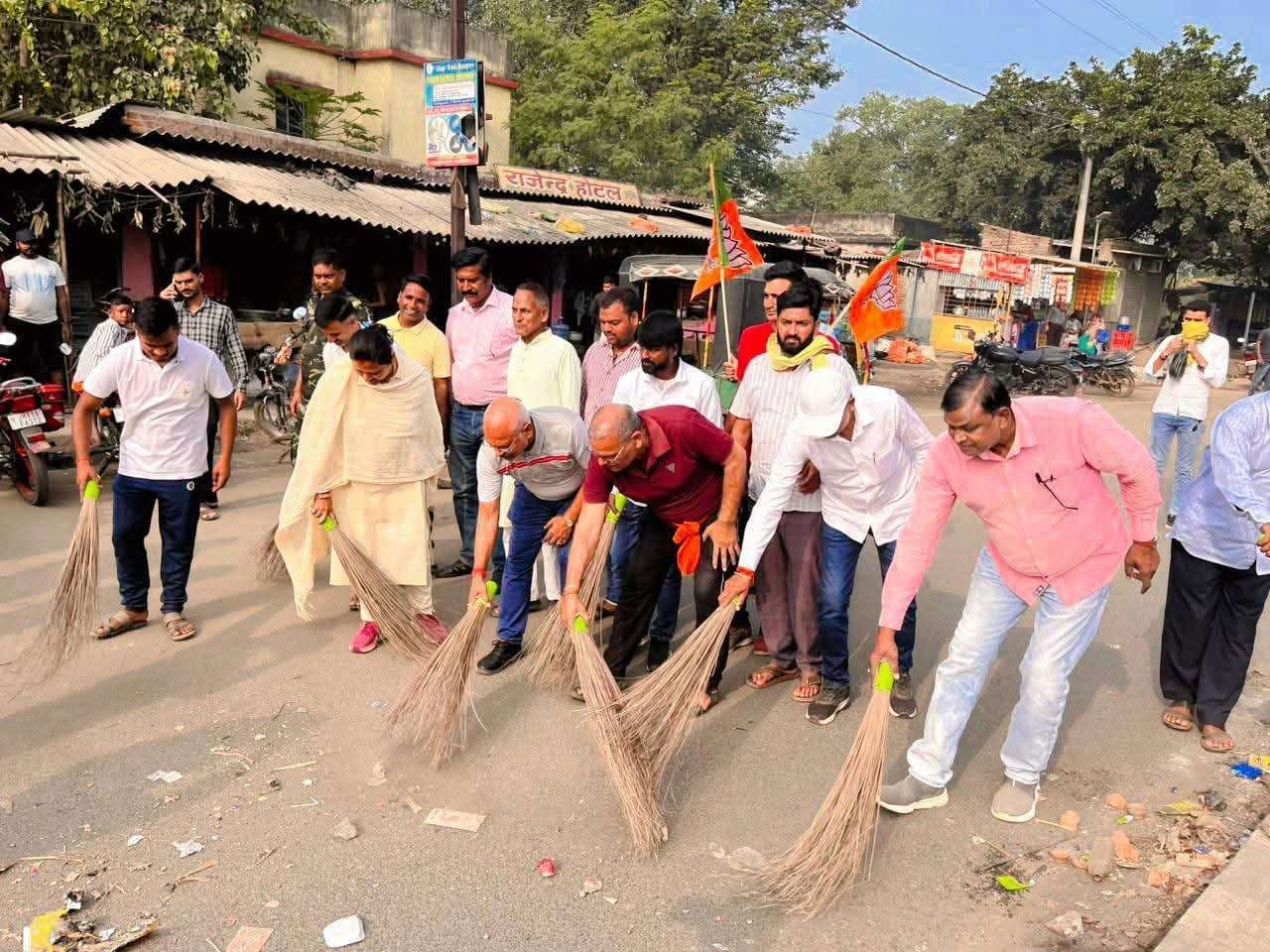 Giridih News :विधायक ने जमुआ बाजार में चलाया सफाई अभियान