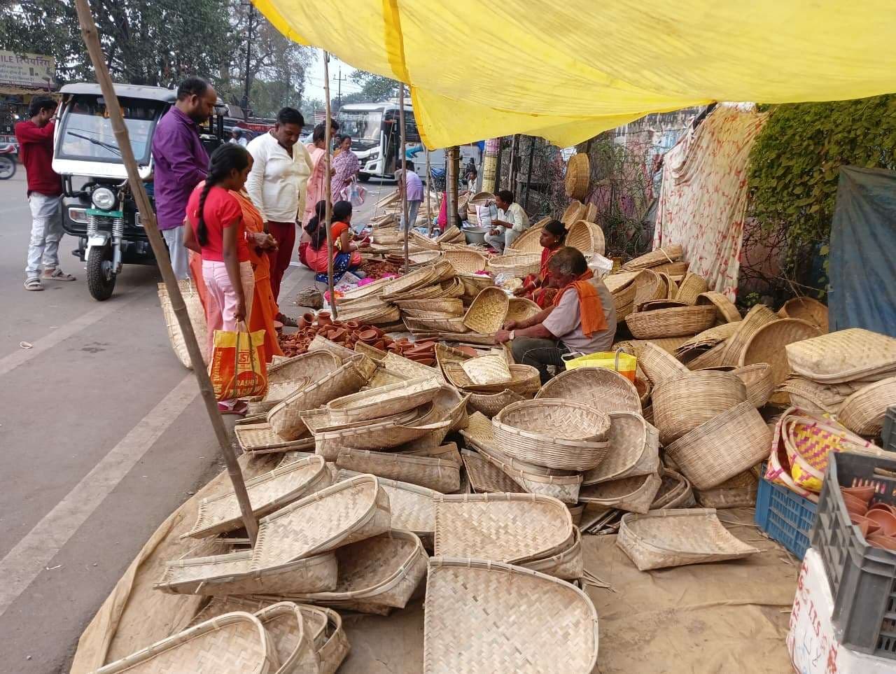 Chaibasa News : घाटों को सजाने में जुटे व्रती, फल और पूजन सामग्री से पटे बाजार