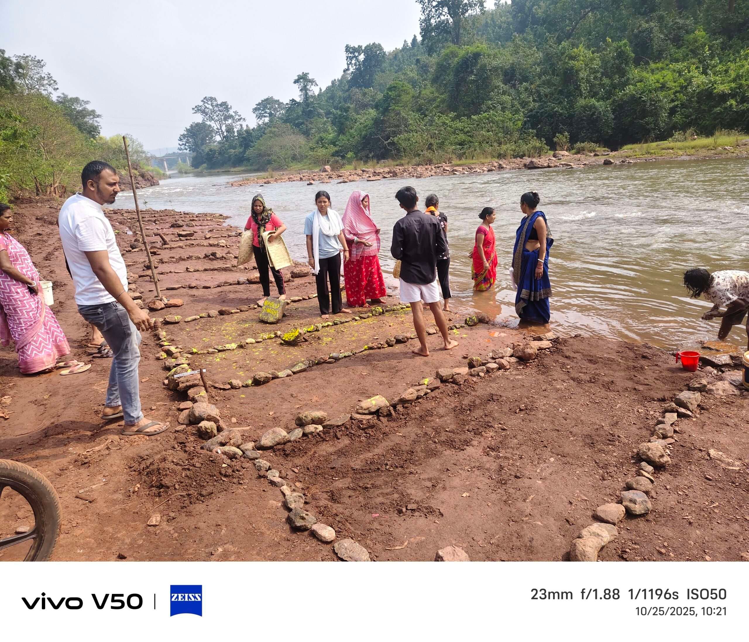 Chaibasa News : गुवा में छठ की तैयारी जोरों पर, घाटों की घेराबंदी शुरू